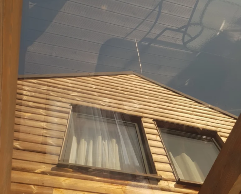 chata4 Pohled na stěnu chaty z terasy