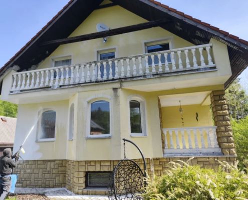 obnova-fasady-proces Fasáda domu během revitalizace nátěru