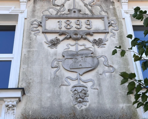 Architektonický prvek fasády, rok vzniku před čištěním