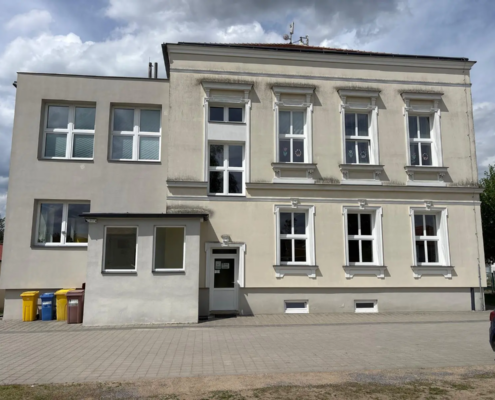 Zadní strana fasády školy před čištěním